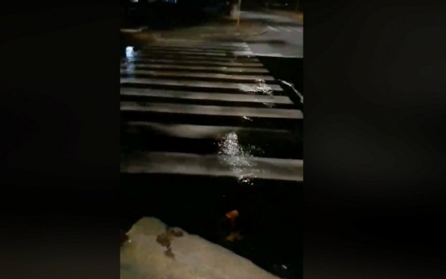 Водопроводной водой затопило дворы и проезжую часть в центре Николаева Фото № 0 Водопроводной водой затопило дворы и проезжую часть в центре Николаева Фото № 0