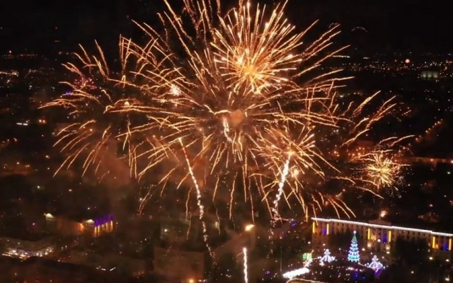 Новогодний фейерверк в Николаеве засняли с квадрокоптера. Видео Фото № 2 Новогодний фейерверк в Николаеве засняли с квадрокоптера. Видео Фото № 2