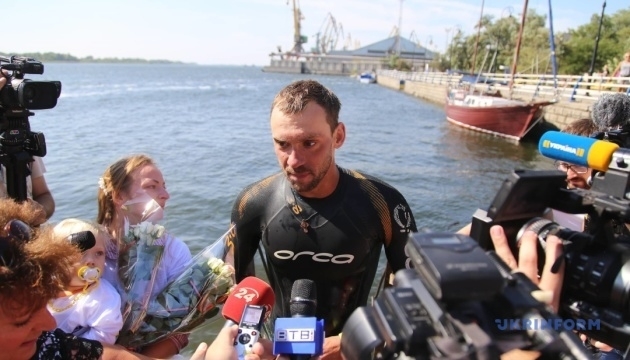 Николаевский пловец Михаил Романишин установил новый рекорд страны, преодолев вплавь реку Днепр Фото № 4 Николаевский пловец Михаил Романишин установил новый рекорд страны, преодолев вплавь реку Днепр Фото № 4