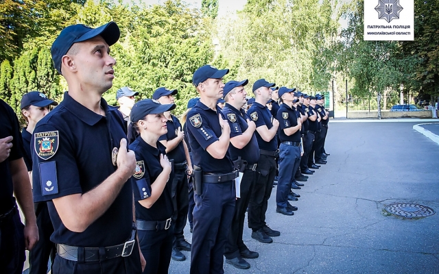 Николаевский таксист помог задержать подозреваемых в ограблении церкви, патрульные наградили его за гражданскую позицию, бдительность и помощь Фото № 2 Николаевский таксист помог задержать подозреваемых в ограблении церкви, патрульные наградили его за гражданскую позицию, бдительность и помощь Фото № 2