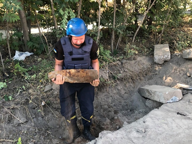В Николаеве во время дорожных работ нашли артиллерийский снаряд Фото № 1 В Николаеве во время дорожных работ нашли артиллерийский снаряд Фото № 1