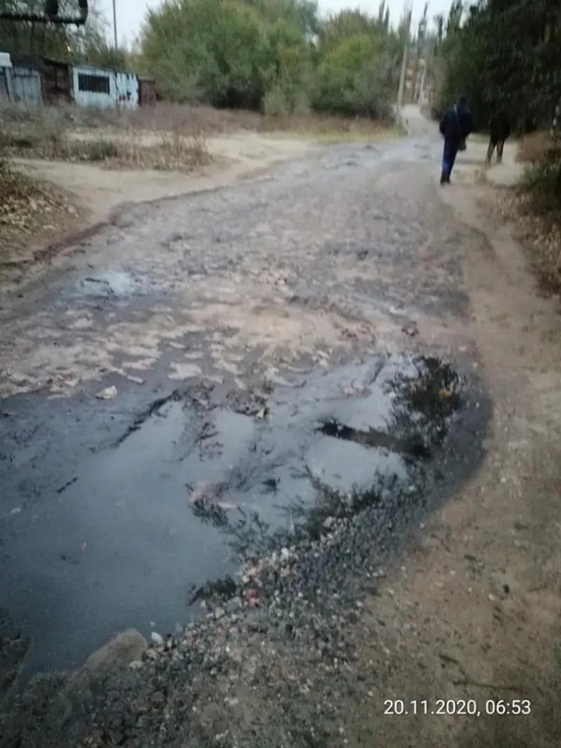 В Корабельном районе жалуются на слив нечистот на дорогу от призывного пункта Фото № 2 В Корабельном районе жалуются на слив нечистот на дорогу от призывного пункта Фото № 2