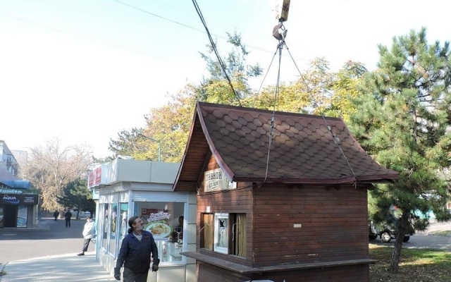 В микрорайоне Лески на 3-й Слободской снесли пять незаконных МАФов Фото № 5 В микрорайоне Лески на 3-й Слободской снесли пять незаконных МАФов Фото № 5