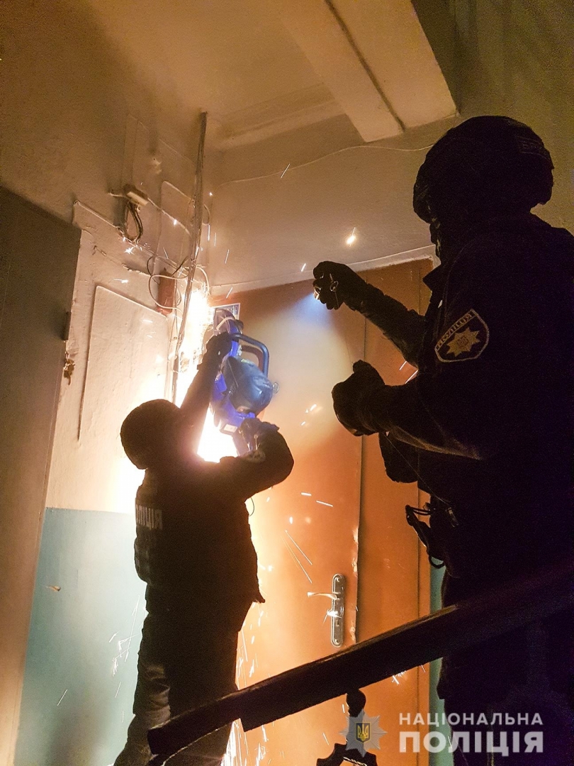 В Николаеве спецназ штурмовал квартиру сутенеров Фото № 0 В Николаеве спецназ штурмовал квартиру сутенеров Фото № 0