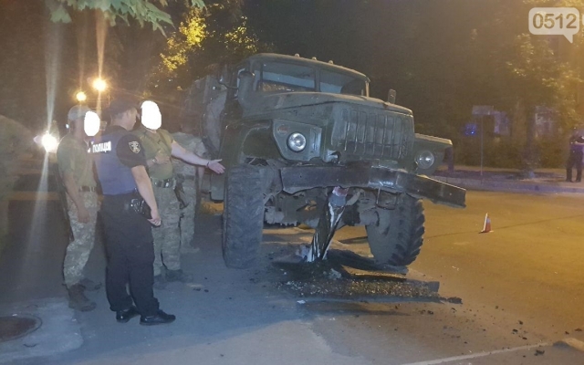 Отказали тормоза: в Николаеве военный автомобиль «Урал» снес светофор Фото № 1 Отказали тормоза: в Николаеве военный автомобиль «Урал» снес светофор Фото № 1