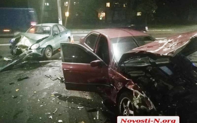 На Героев Украины произошла авария с участием двух автомобилей, есть пострадавшие Фото № 4 На Героев Украины произошла авария с участием двух автомобилей, есть пострадавшие Фото № 4