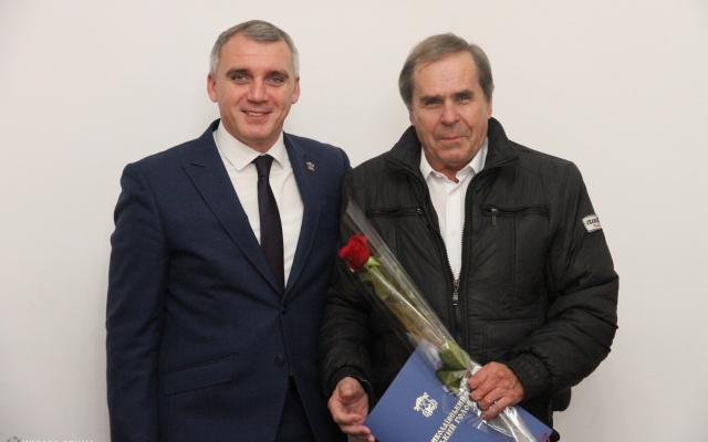 Мэр Николаева Александр Сенкевич вручил награды по случаю Дня автомобилиста и дорожника Фото № 4 Мэр Николаева Александр Сенкевич вручил награды по случаю Дня автомобилиста и дорожника Фото № 4