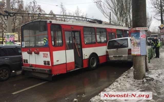 В центре Николаева авария: столкнулись микроавтобус и троллейбус. Образовалась пробка Фото № 7 В центре Николаева авария: столкнулись микроавтобус и троллейбус. Образовалась пробка Фото № 7
