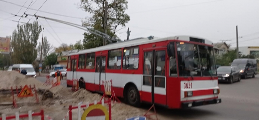 В Николаеве людям приходится толкать троллейбусы из за дорожных работ Фото № 0 В Николаеве людям приходится толкать троллейбусы из за дорожных работ Фото № 0