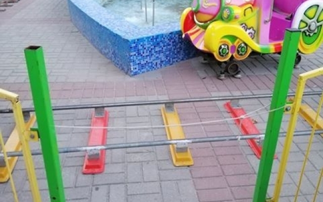 В Николаеве на аттракционах травмировался маленький ребенок Фото № 0 В Николаеве на аттракционах травмировался маленький ребенок Фото № 0