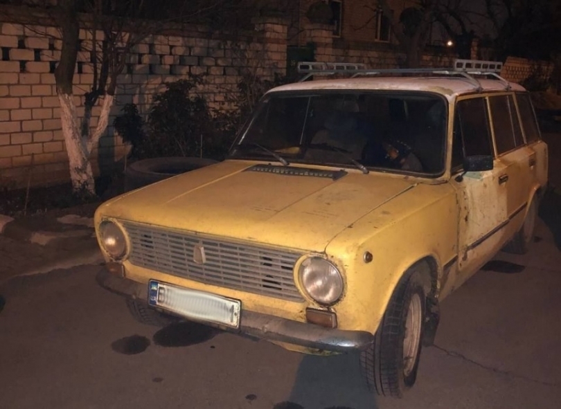 В Николаеве неизвестный сливал топливо с тепловозов, он кинул свой автомобиль и скрылся Фото № 1 В Николаеве неизвестный сливал топливо с тепловозов, он кинул свой автомобиль и скрылся Фото № 1