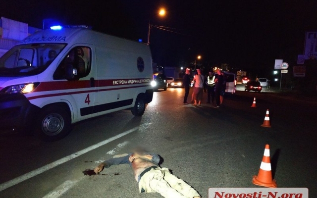 В Николаеве пешехода сбила сначала легковушка, затем микроавтобус: мужчина погиб на месте Фото № 5 В Николаеве пешехода сбила сначала легковушка, затем микроавтобус: мужчина погиб на месте Фото № 5