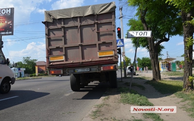 На Октябрьском проспекте грузовой автомобиль столкнулся с двумя иномарками Фото № 3 На Октябрьском проспекте грузовой автомобиль столкнулся с двумя иномарками Фото № 3