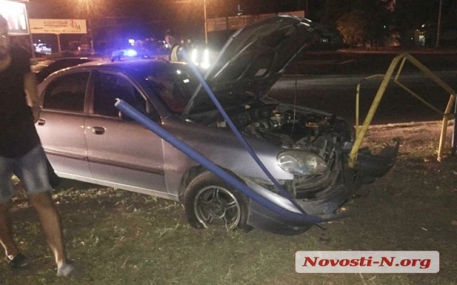 Возле николаевского автовокзала автомобиль снес ограждение Фото № 1 Возле николаевского автовокзала автомобиль снес ограждение Фото № 1