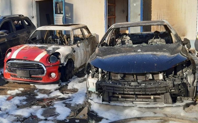 В Варваровке вчера вечером сгорело три автомобиля Фото № 2 В Варваровке вчера вечером сгорело три автомобиля Фото № 2