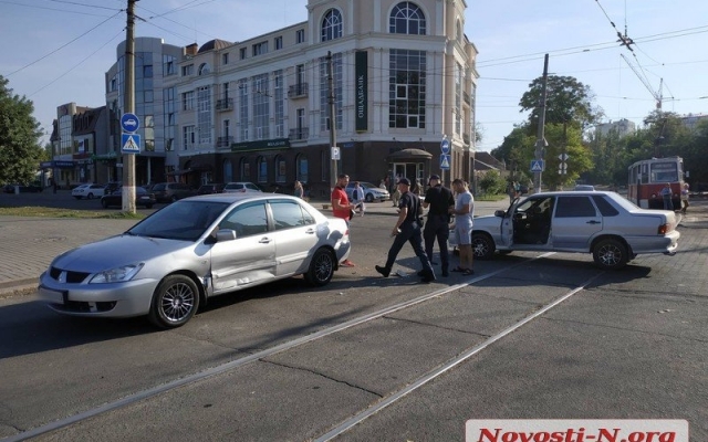 Учебный автомобиль стал причиной столкновения двух машин Фото № 0 Учебный автомобиль стал причиной столкновения двух машин Фото № 0