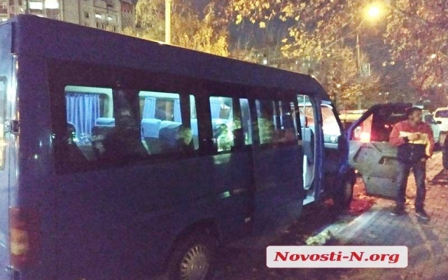 На Центральном проспекте из-за резкого торможения маршрутки травмированы два пассажира Фото № 3 На Центральном проспекте из-за резкого торможения маршрутки травмированы два пассажира Фото № 3
