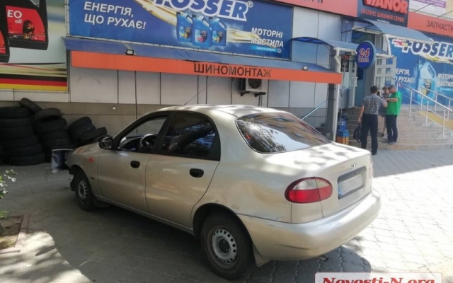 На Пушкинской автомобиль вылетел на тротуар и врезался в фасад магазина Фото № 4 На Пушкинской автомобиль вылетел на тротуар и врезался в фасад магазина Фото № 4