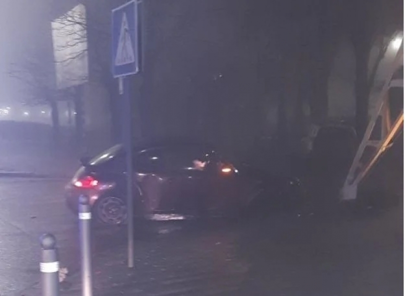 В Николаеве водитель «Фольксвагена» не справился с управлением, снес ограждение и влетел в металлическую опору Фото № 3 В Николаеве водитель «Фольксвагена» не справился с управлением, снес ограждение и влетел в металлическую опору Фото № 3