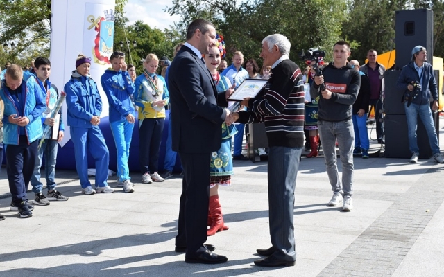 Губернатор Николаевской области Александр Стадник поздравил спортивную элиту с Днем физической культуры и спорта Фото № 29 Губернатор Николаевской области Александр Стадник поздравил спортивную элиту с Днем физической культуры и спорта Фото № 29