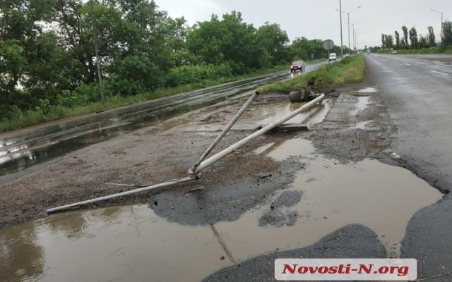На въезде в город автомобиль врезался в столб, водитель скрылся с места дорожного инцидента Фото № 4 На въезде в город автомобиль врезался в столб, водитель скрылся с места дорожного инцидента Фото № 4
