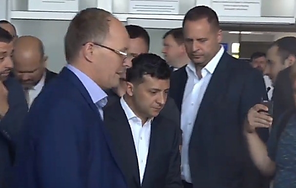 Президент Украины осмотрел трассу Н-14 и приехал на Николаевский судостроительный завод, чтобы обсудить судьбу крейсера «Украина» Фото № 0 Президент Украины осмотрел трассу Н-14 и приехал на Николаевский судостроительный завод, чтобы обсудить судьбу крейсера «Украина» Фото № 0