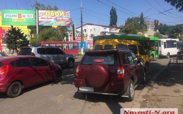 Из-за столкновения двух автомобилей в районе автовокзала образовалась пробка Фото № 5 Из-за столкновения двух автомобилей в районе автовокзала образовалась пробка Фото № 5