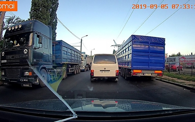 На проспекте Богоявленский образовалось большое скопление фур, возникли автопробки Фото № 0 На проспекте Богоявленский образовалось большое скопление фур, возникли автопробки Фото № 0