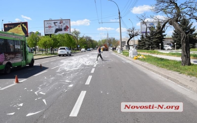 На Центральном проспекте грузовой автомобиль растерял газобетонные блоки Фото № 3 На Центральном проспекте грузовой автомобиль растерял газобетонные блоки Фото № 3