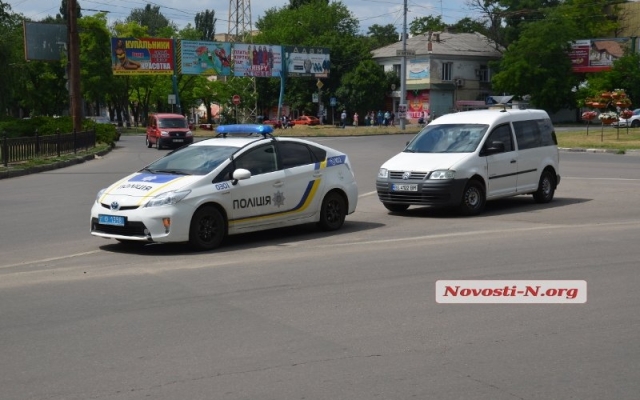 На Богоявленском проспекте водитель оставил свой автомобиль среди перекрестка Фото № 3 На Богоявленском проспекте водитель оставил свой автомобиль среди перекрестка Фото № 3