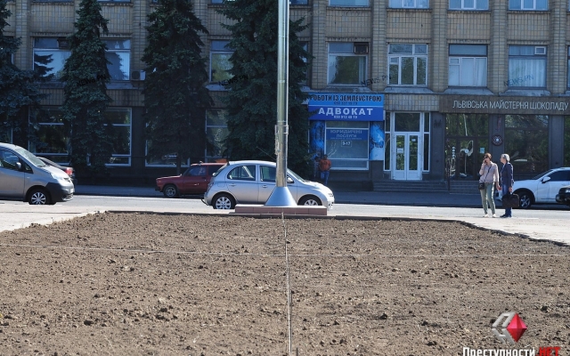 На Соборной площади укладывают новый зелёный газон Фото № 4 На Соборной площади укладывают новый зелёный газон Фото № 4