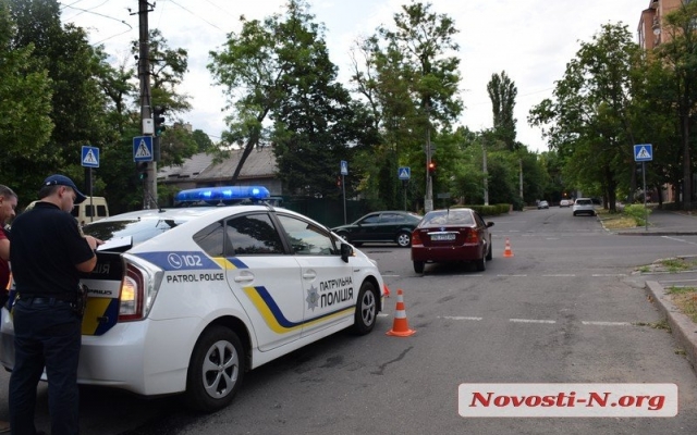 На Никольской не разминулись два автомобиля Фото № 0 На Никольской не разминулись два автомобиля Фото № 0