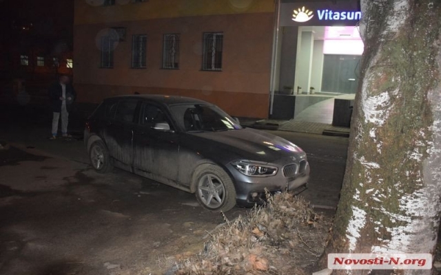 На улице Корабелов произошла авария, одна из машин врезалась в дерево Фото № 11 На улице Корабелов произошла авария, одна из машин врезалась в дерево Фото № 11