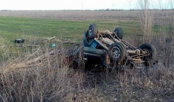 Под Николаевом улетел с трассы внедорожник Фото № 1 Под Николаевом улетел с трассы внедорожник Фото № 1