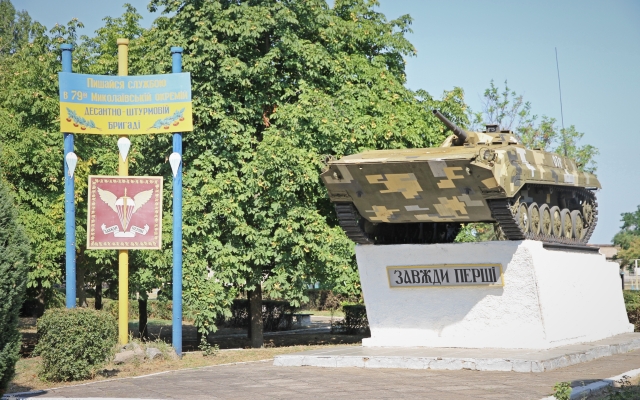 Жители Николаева почтили память павших десантников Фото № 13 Жители Николаева почтили память павших десантников Фото № 13
