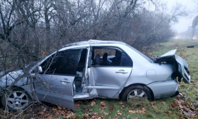 В Николаеве водитель слетел с дороги, а когда выбрался из автомобиля угодил под колеса и скончался на месте Фото № 1 В Николаеве водитель слетел с дороги, а когда выбрался из автомобиля угодил под колеса и скончался на месте Фото № 1