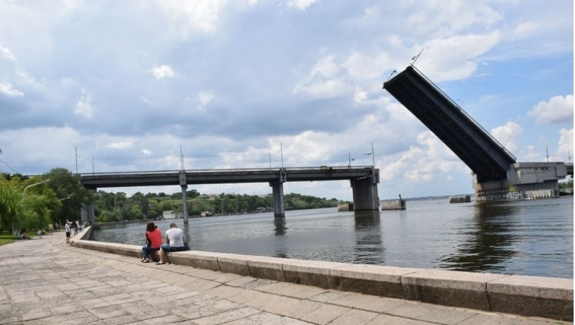 В пятницу Николаев разведет мосты для вывода десантного корабля Фото № 2 В пятницу Николаев разведет мосты для вывода десантного корабля Фото № 2