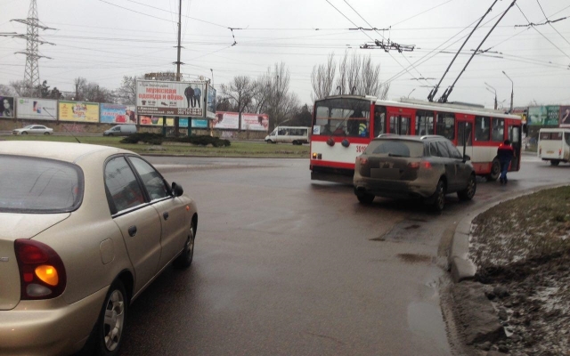 В центре Николаева из-за несоблюдения правил дорожного движения столкнулись две иномарки Фото № 2 В центре Николаева из-за несоблюдения правил дорожного движения столкнулись две иномарки Фото № 2