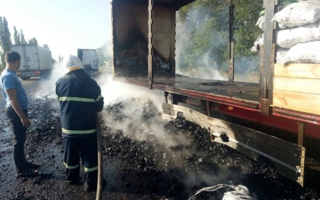 В Витовском районе в прицепе грузового автомобиля загорелся уголь Фото № 1 В Витовском районе в прицепе грузового автомобиля загорелся уголь Фото № 1