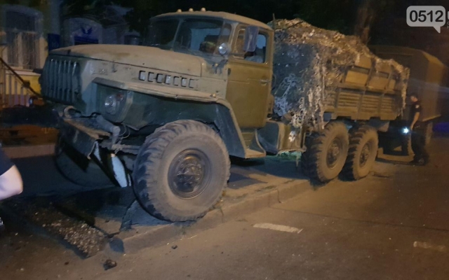Отказали тормоза: в Николаеве военный автомобиль «Урал» снес светофор Фото № 8 Отказали тормоза: в Николаеве военный автомобиль «Урал» снес светофор Фото № 8