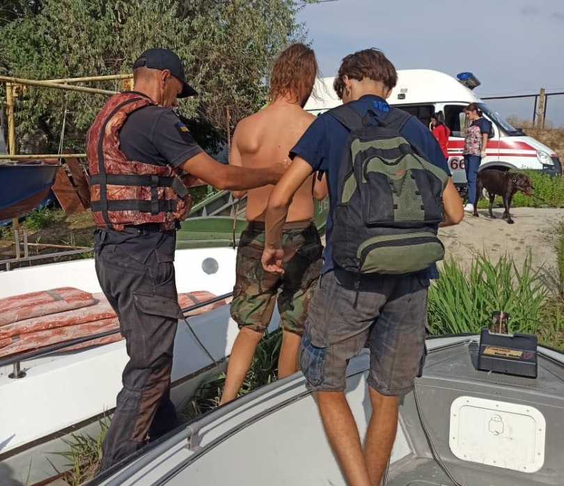 Спасатели срочно доставили к медикам отдыхающего на Кинбурне мужчину Фото № 0 Спасатели срочно доставили к медикам отдыхающего на Кинбурне мужчину Фото № 0