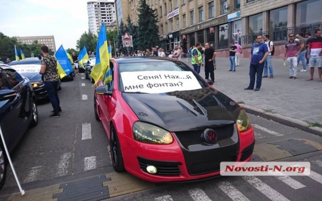 В Николаеве водители, недовольные дорогами, перекрыли проезд на Адмиральской Фото № 2 В Николаеве водители, недовольные дорогами, перекрыли проезд на Адмиральской Фото № 2