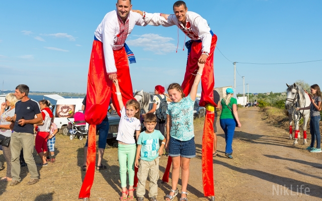 Файер-шоу, козак-трансформер и «Скай»: фотоотчет с фестиваля «FEST MRII» Фото № 0 Файер-шоу, козак-трансформер и «Скай»: фотоотчет с фестиваля «FEST MRII» Фото № 0