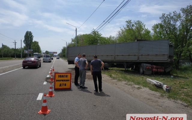В Николаеве на перегоне грузовик с прицепом врезался в столб, чудом удалось избежать жертв Фото № 0 В Николаеве на перегоне грузовик с прицепом врезался в столб, чудом удалось избежать жертв Фото № 0
