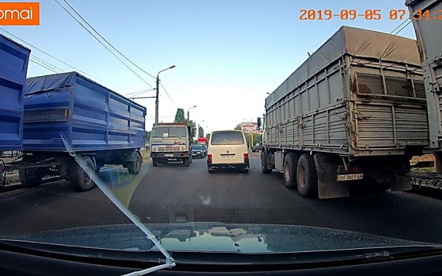 На проспекте Богоявленский образовалось большое скопление фур, возникли автопробки Фото № 1 На проспекте Богоявленский образовалось большое скопление фур, возникли автопробки Фото № 1
