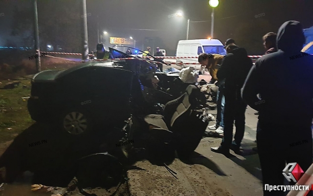В Корабельном районе автомобиль на огромной скорости вылетел на обочину и врезался в столб: пассажир – погиб, водитель – в больнице Фото № 4 В Корабельном районе автомобиль на огромной скорости вылетел на обочину и врезался в столб: пассажир – погиб, водитель – в больнице Фото № 4
