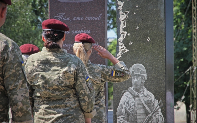 Жители Николаева почтили память павших десантников Фото № 54 Жители Николаева почтили память павших десантников Фото № 54