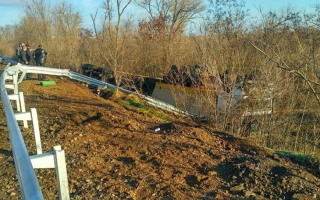 На трассе перевернулся грузовой автомобиль, водитель уснул за рулём фуры Фото № 1 На трассе перевернулся грузовой автомобиль, водитель уснул за рулём фуры Фото № 1