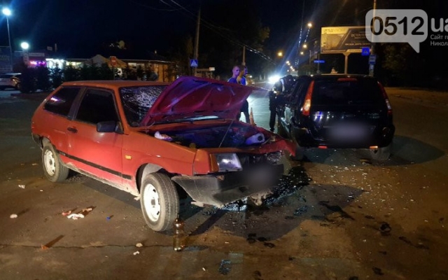 На Героев Украины произошла авария с участием трех автомобилей, пострадали женщина и ребенок Фото № 2 На Героев Украины произошла авария с участием трех автомобилей, пострадали женщина и ребенок Фото № 2