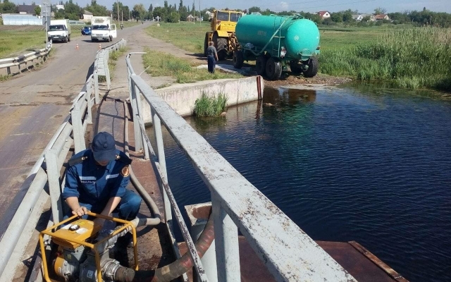 В Витовской районе затопило понтонный мост и спасатели оказали помощь по откачке воды Фото № 1 В Витовской районе затопило понтонный мост и спасатели оказали помощь по откачке воды Фото № 1